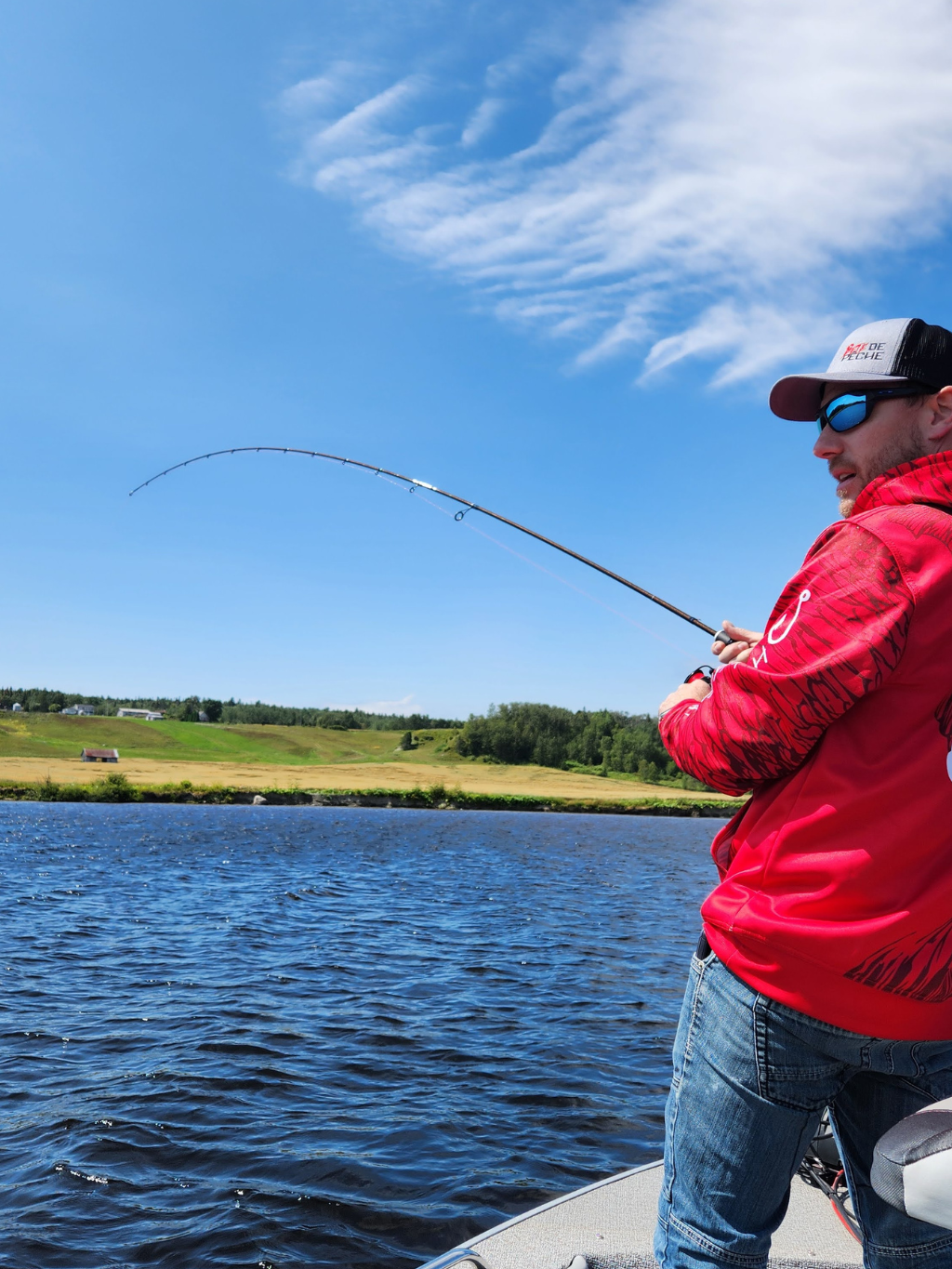 Canne Alpha Carbon par Cannes Boréal – démonstration de réactivité et de puissance en action de ferrage, conçue pour répondre instantanément à la touche.