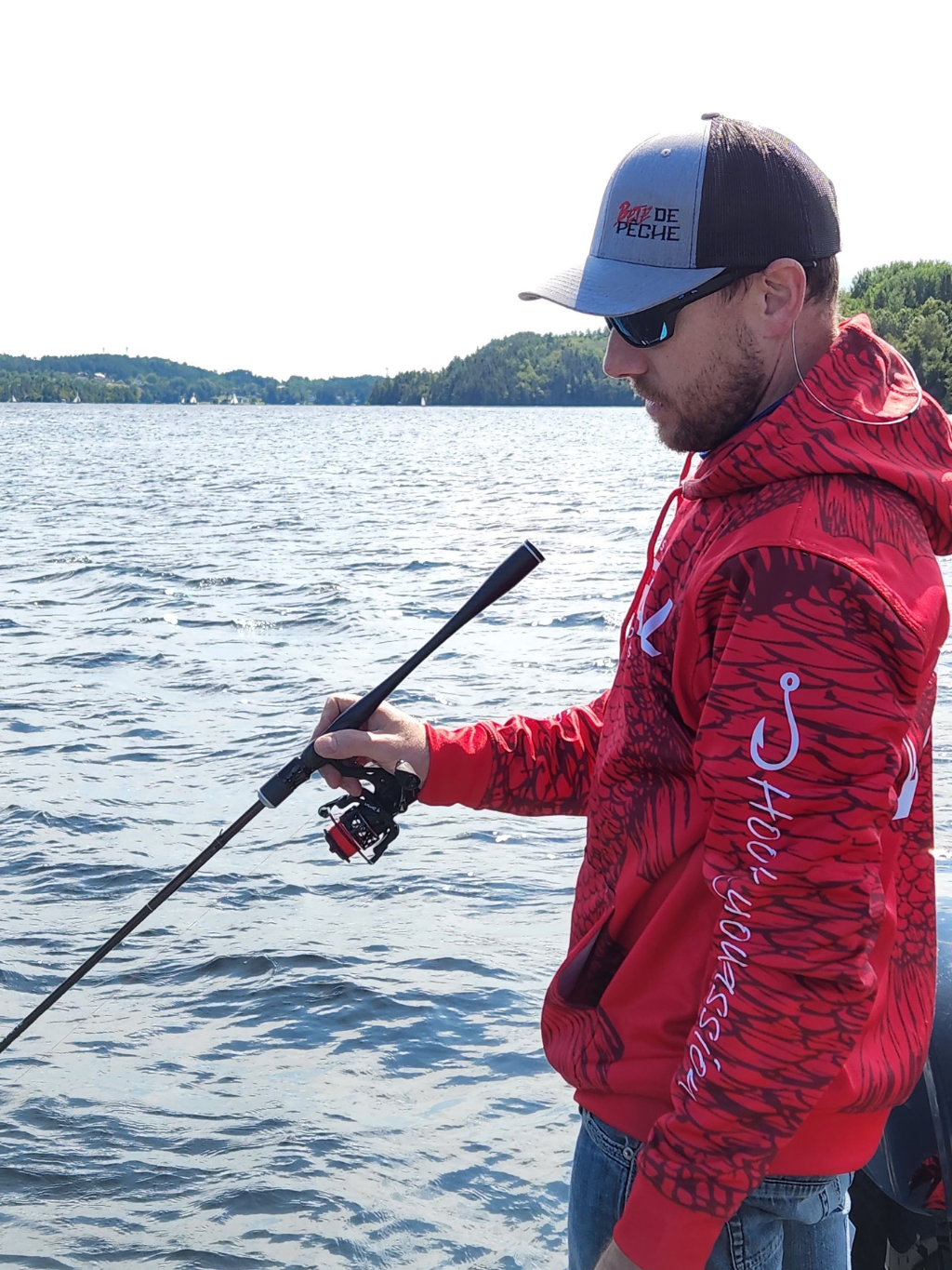 Canne Alpha Carbon par Cannes Boréal – en action de jigging, conçue pour une sensibilité maximale et une précision chirurgicale en présentation verticale.