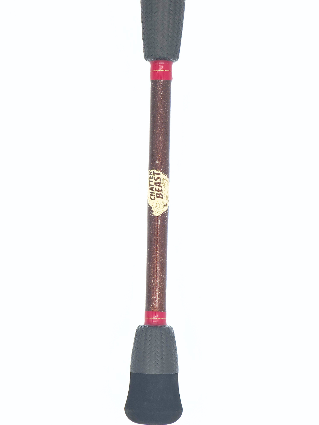Gros plan sur la poignée arrière de la canne Chatterbeast avec grip antidérapant noir, finition brun métallique et logo doré Chatterbeast.