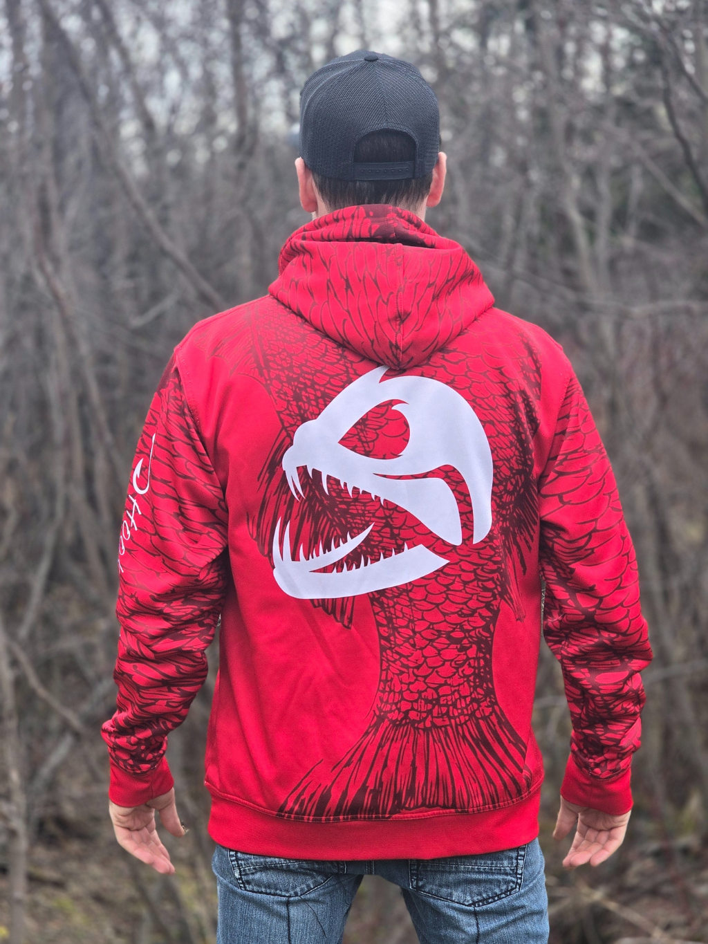 Homme portant un hoodie rouge Boréal Custom Rods avec grand design de poisson stylisé dans le dos.