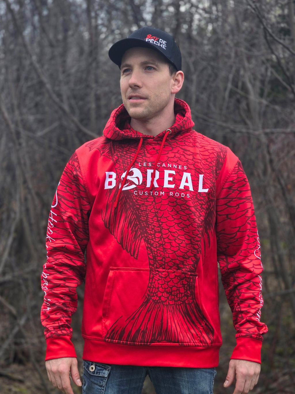 Hoodie rouge Boréal Custom Rods avec logo à l’avant et motif d’écailles sur les manches et le torse.