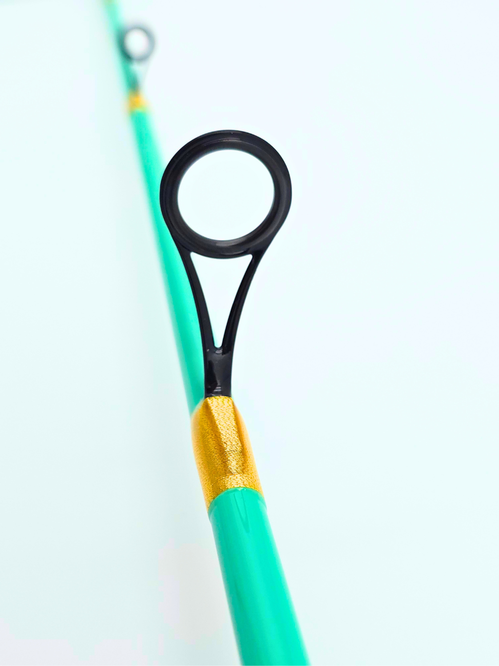 Guide de canne à pêche Les Cannes Boréal sur blank turquoise avec wrap or métallique, vue rapprochée.