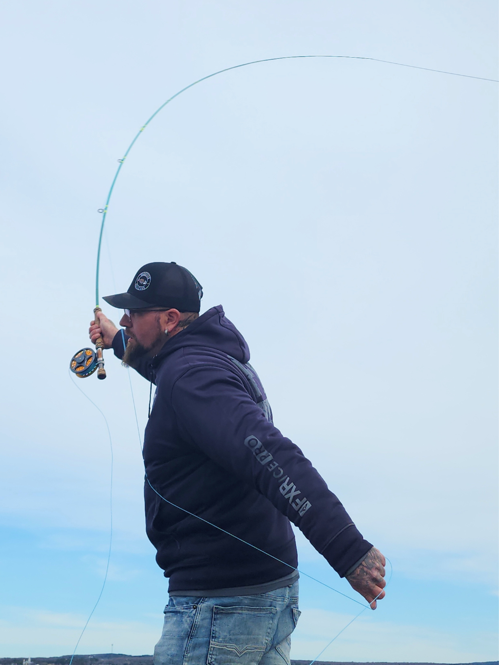 Canne Creek par Cannes Boréal – en action de lancer, conçue pour offrir précision, fluidité et performance en pêche à la mouche.