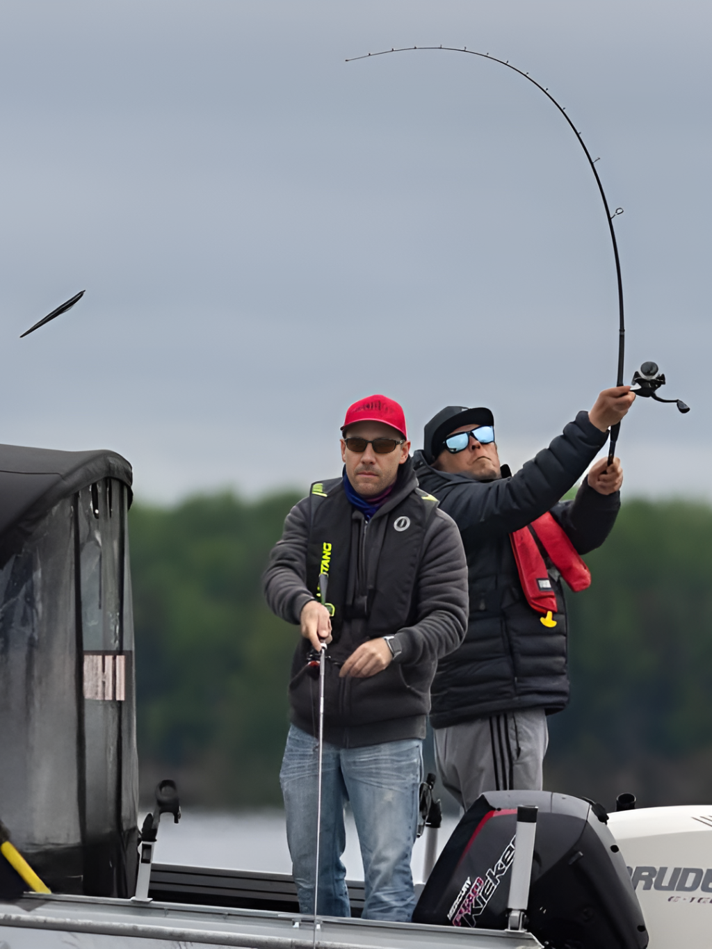 Canne Eliminator par Cannes Boréal – en action de lancer, conçue pour maximiser la distance et la précision sur les grandes étendues d’eau.