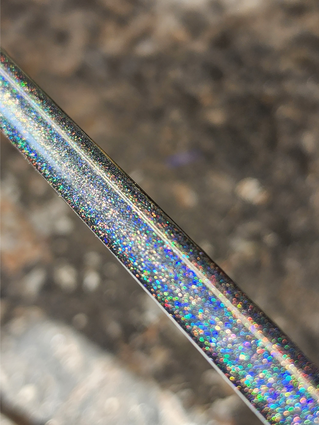 Canne Shockwave par Cannes Boréal – détail de la finition holographique, conçue pour allier style unique et performance technique.