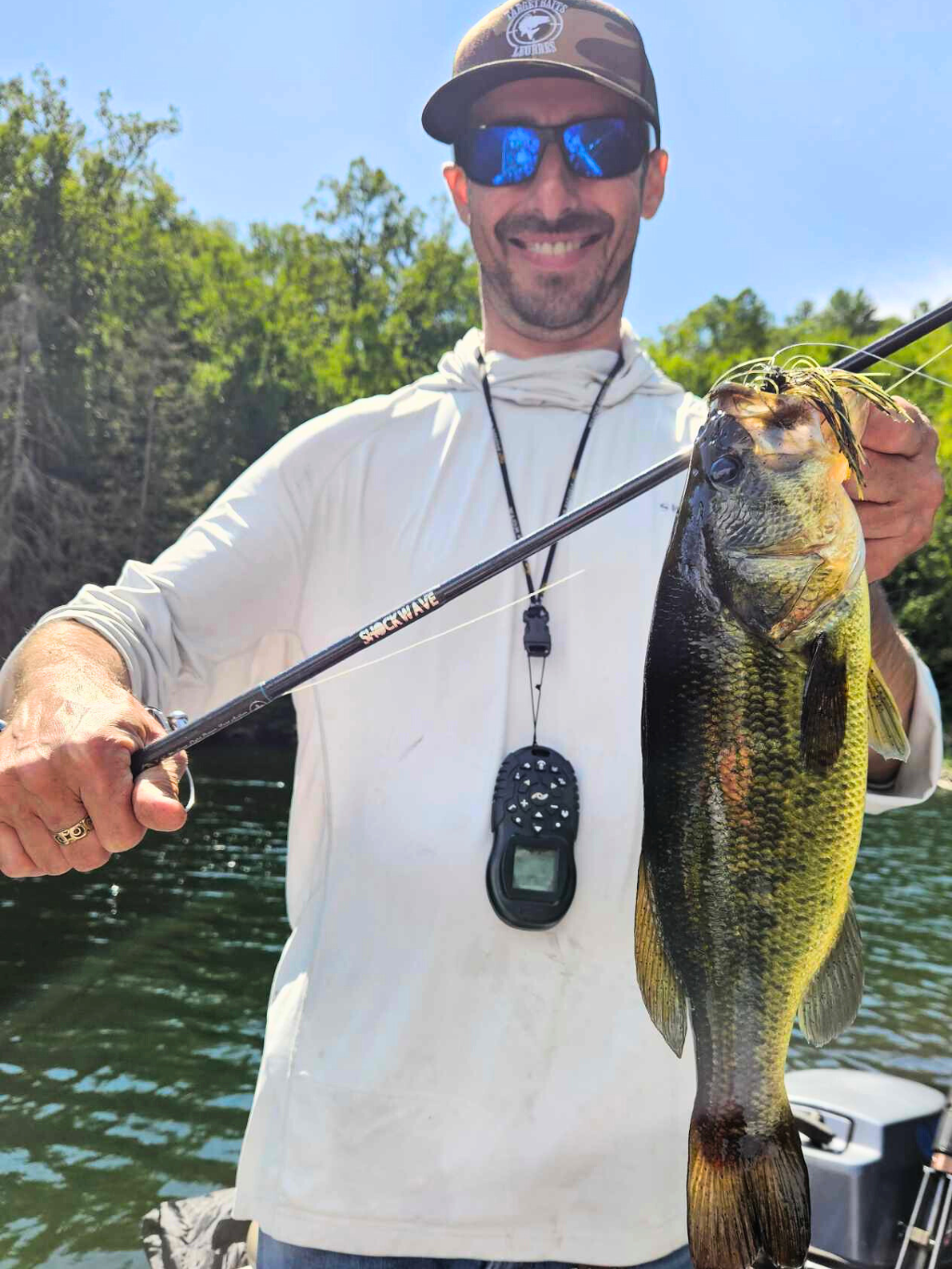 Guillaume avec un achigan capturé à la canne Shockwave par Cannes Boréal – démonstration de performance en situation réelle.