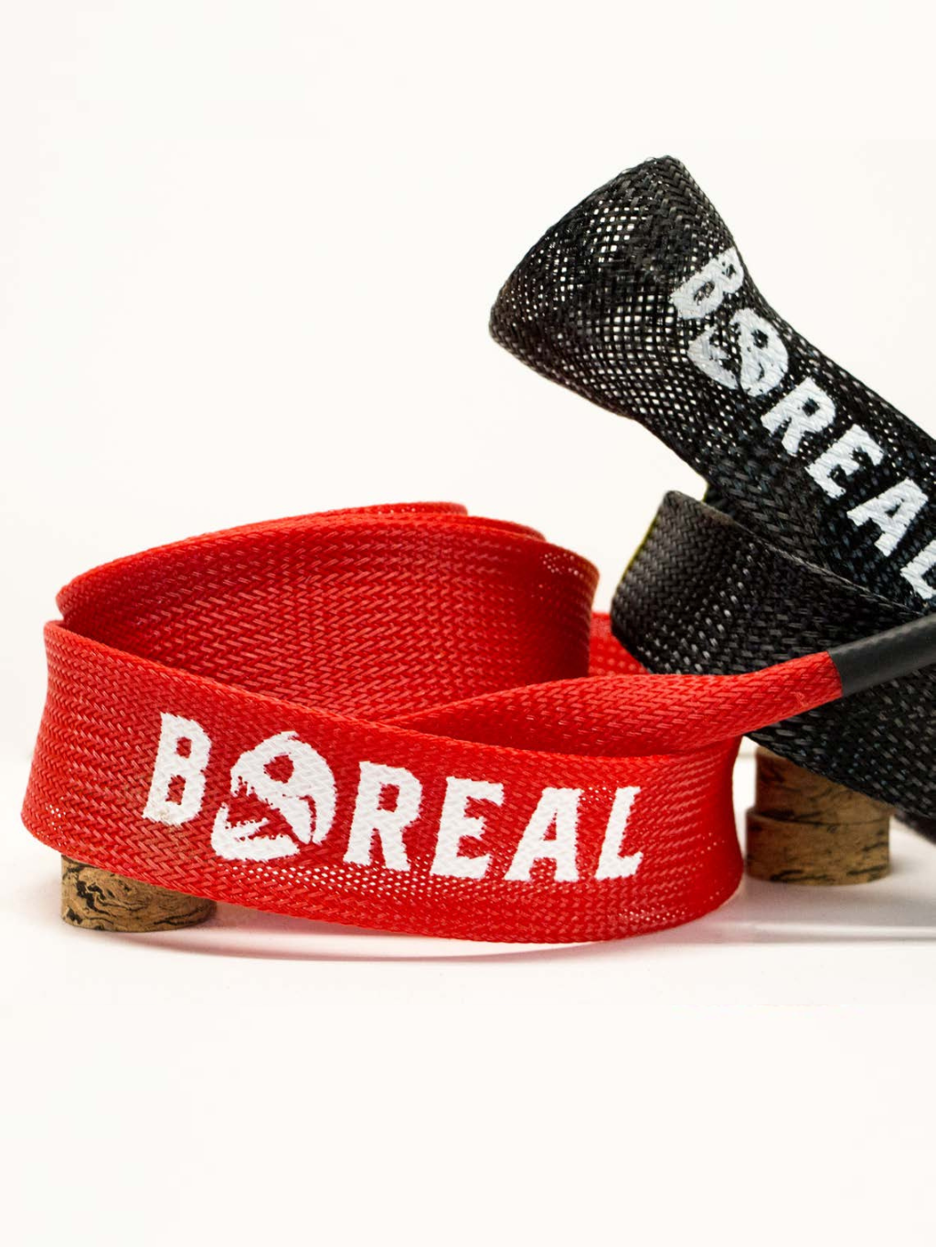 Étuis souples Les Cannes Boréal – modèles rouge et noir côte à côte, conçus pour protéger des cannes à pêche jusqu’à 7 pieds.