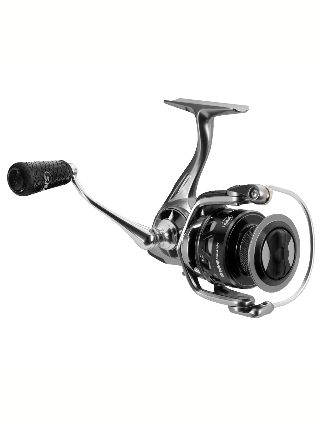 Moulinet Lew’s HyperMag – vue de biais avec poignée en aluminium et bouton Winn Dri-Tac JDM pour un contrôle optimal