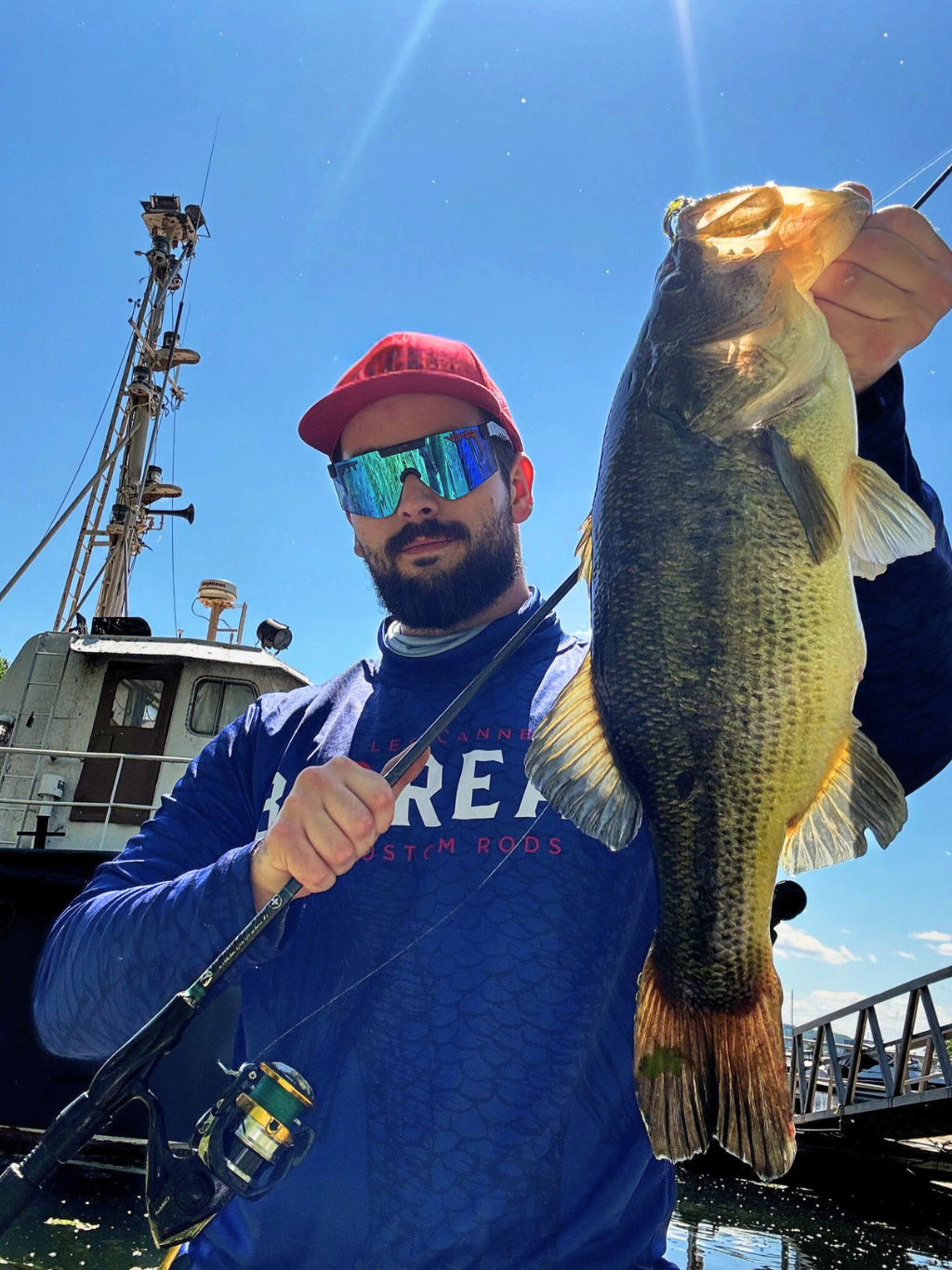 Samuel avec un achigan en main et sa canne Shockwave Les Cannes Boréal – puissance et précision en action.