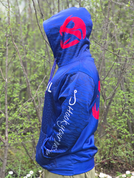 Hoodie de pêche Boréal bleu vu de côté avec capuchon, logo rouge sur le capuchon et manche personnalisée, conçu pour les passionnés de pêche.