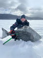 Rock Boily de Fish On Aventure tenant un flétan géant capturé avec la canne Proto 2025 sur le fjord du Saguenay, en pleine pêche blanche.